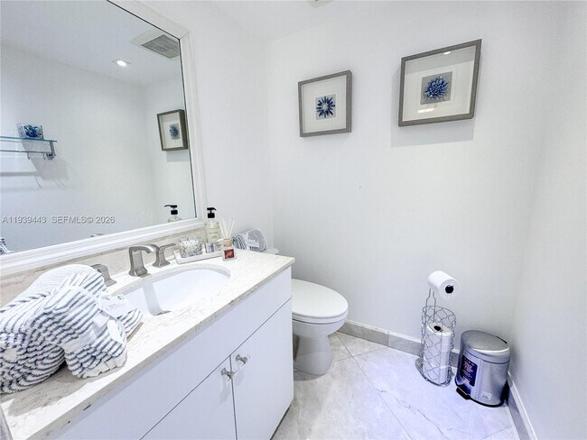 Building Photo - 3301 N Country Club Dr