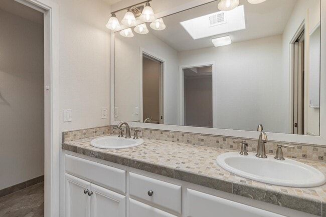 Building Photo - 130 Heather Ln