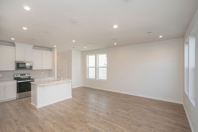 Building Photo - 5342 Bellflower Hls