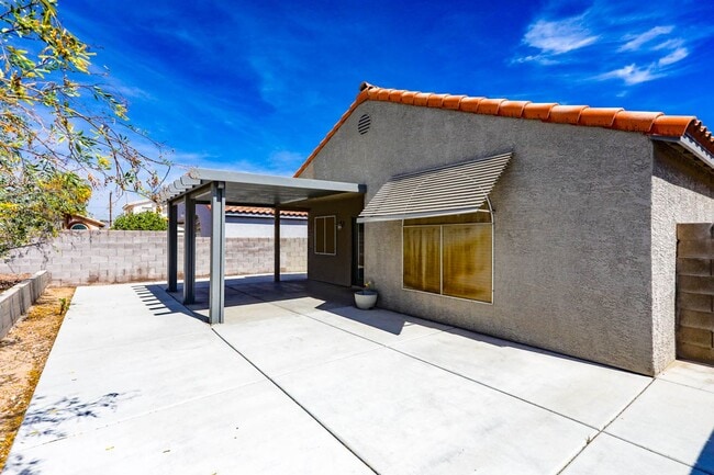 Building Photo - 3 Bed, 2 Bath Single Story West Vegas Beauty