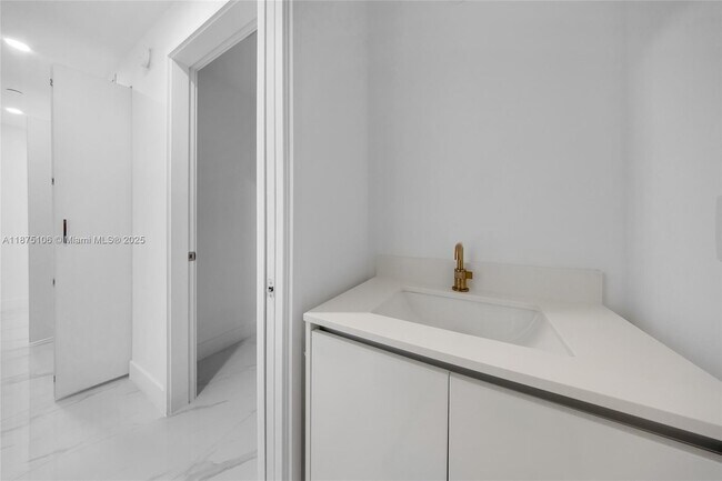 Building Photo - 700 NE 24th St