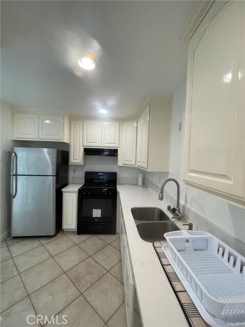 Building Photo - 1830 N Vineyard Ave