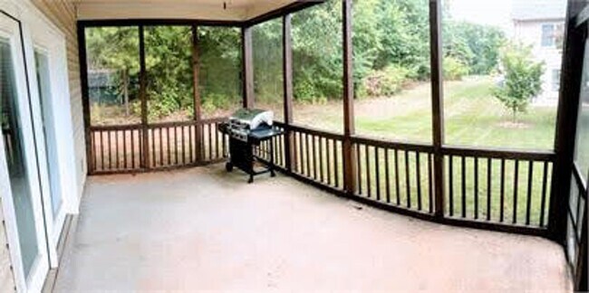 Building Photo - Townhouse in Forest