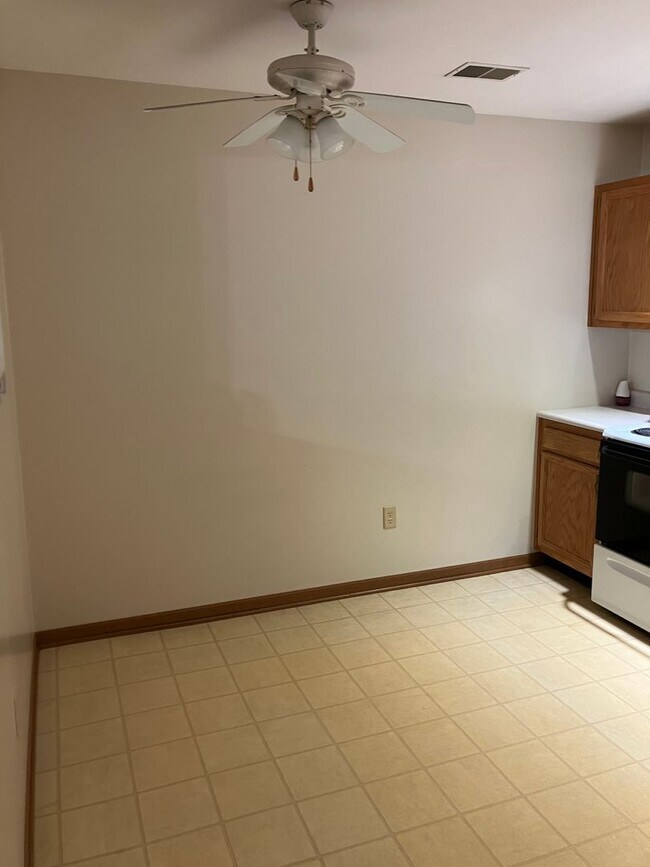 Building Photo - Charming 2-Bedroom Ranch in Peaceful Piqua Neighborhood!