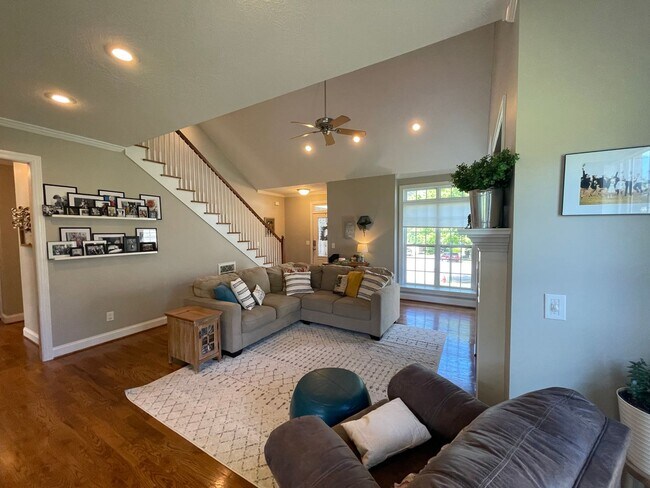 Building Photo - Charming 4 bedroom/2.5 bathroom in Tudor Branch!