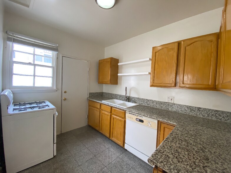 Building Photo - 9006 Burton Way