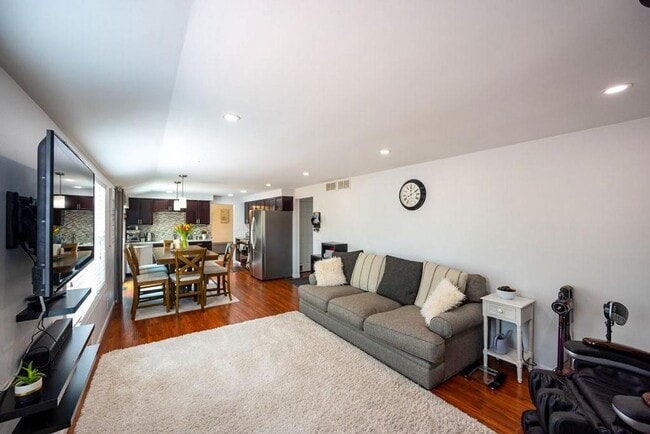 Building Photo - Amazing 3 Bedroom and 2 Full Bath Home For Rent in Greece Available Now.