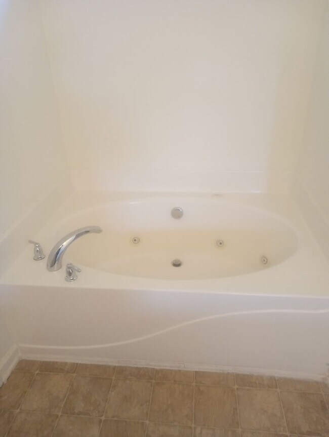 Building Photo - 4 Bedrooms 3.5 Bathrooms FOR RENT