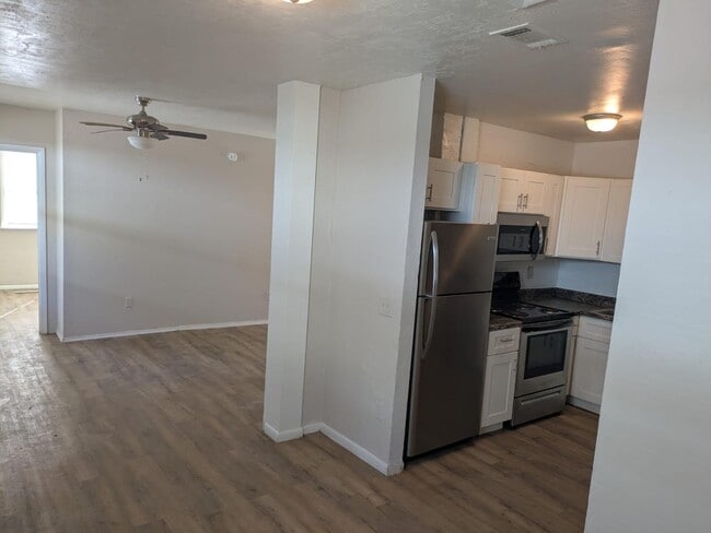 Building Photo - 637 NE Waldo Rd