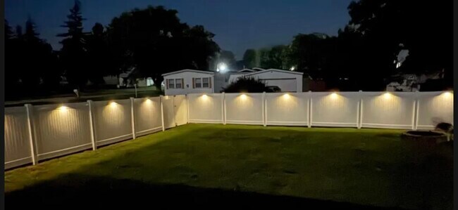 Building Photo - 812 W 4th St