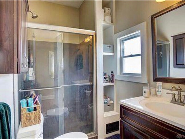 Building Photo - 10 /12 Garret St