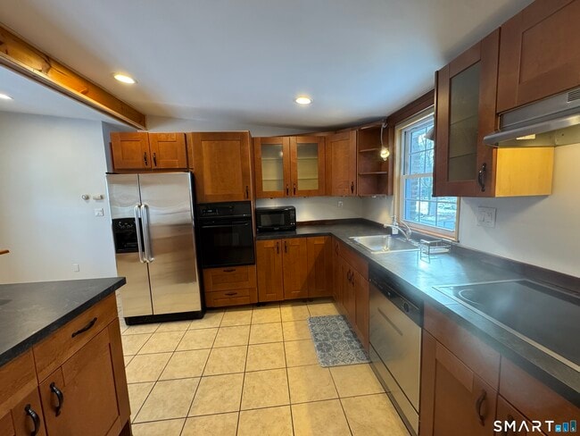 Building Photo - 67 Oronoque Trail