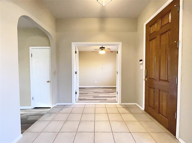 Building Photo - 2219 Speidel Dr