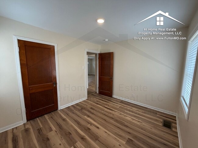 Building Photo - 703 W 7th St