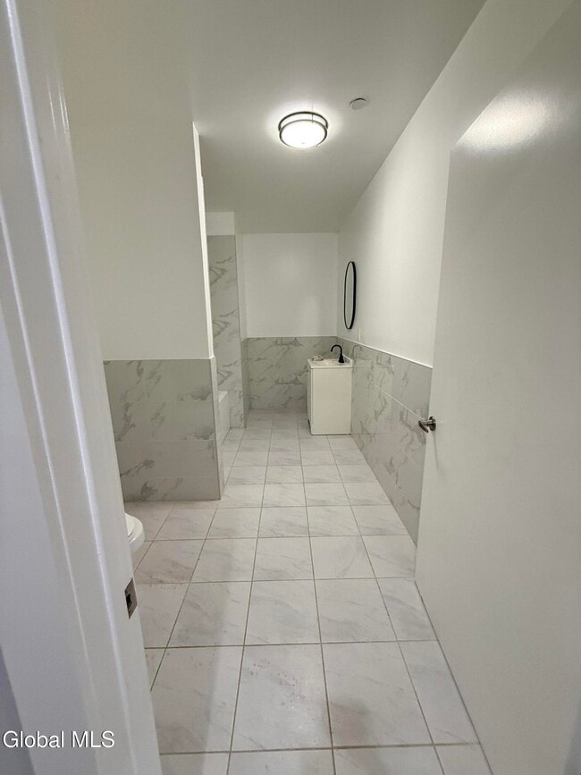 Building Photo - 5 Broadway