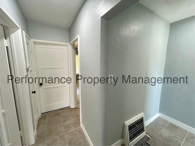 Building Photo - Charming 3 Bed/1 Bath in Home w/ RBP & Sec...
