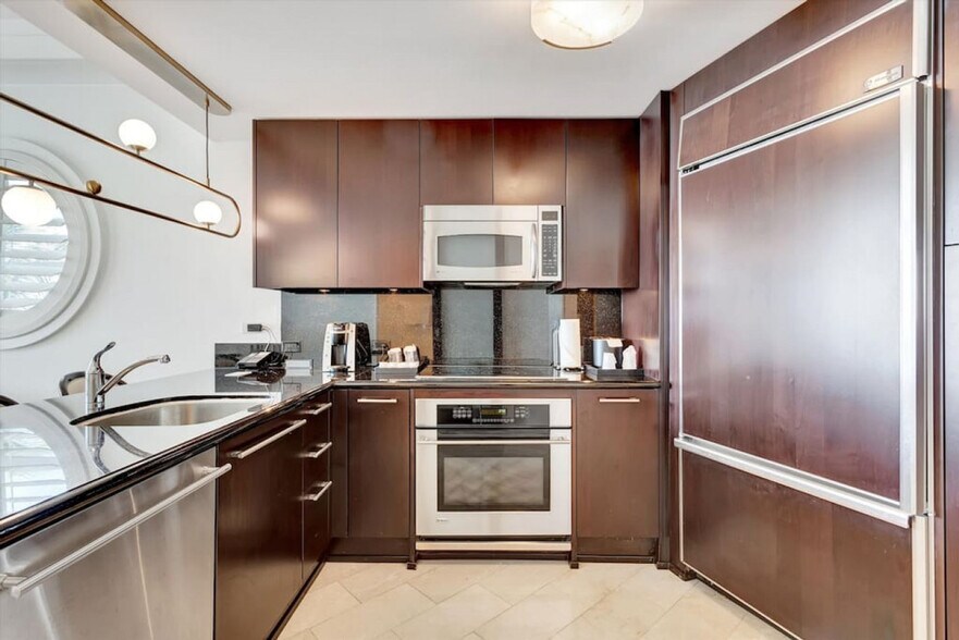 Building Photo - 4391 Collins Ave