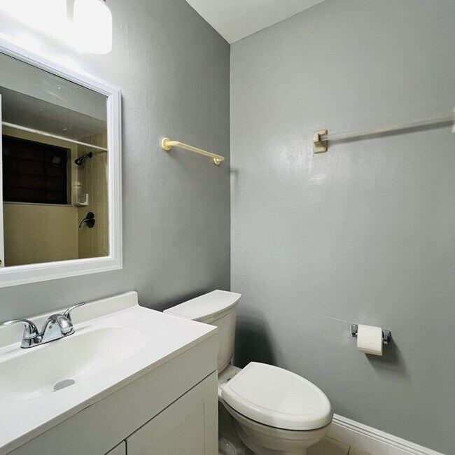 Building Photo - UCF Duplex