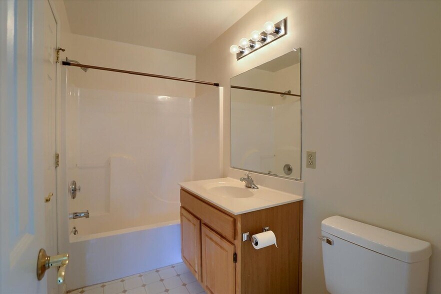 Building Photo - 136 Cardinal Ln