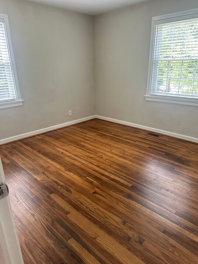 Building Photo - 903 Willow Lawn Dr