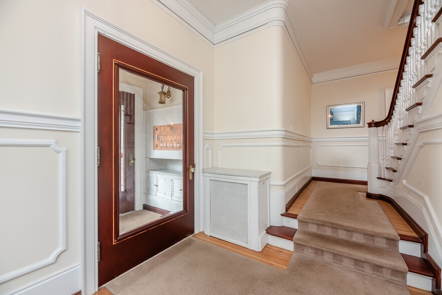 Building Photo - 19 Strathallan Park