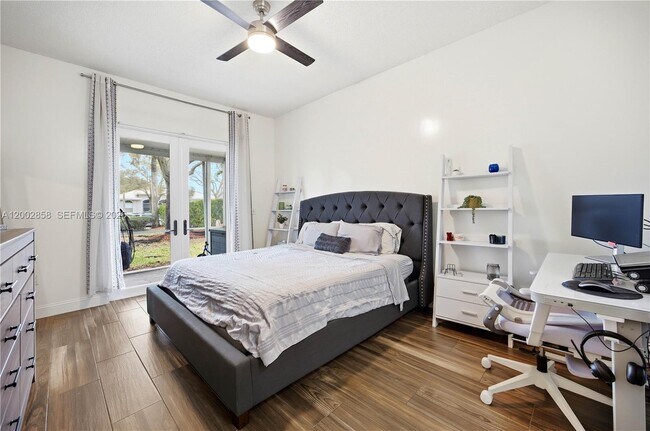 Building Photo - 2615 SE 5th Ct