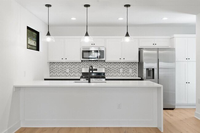 Building Photo - 2102 Eva St