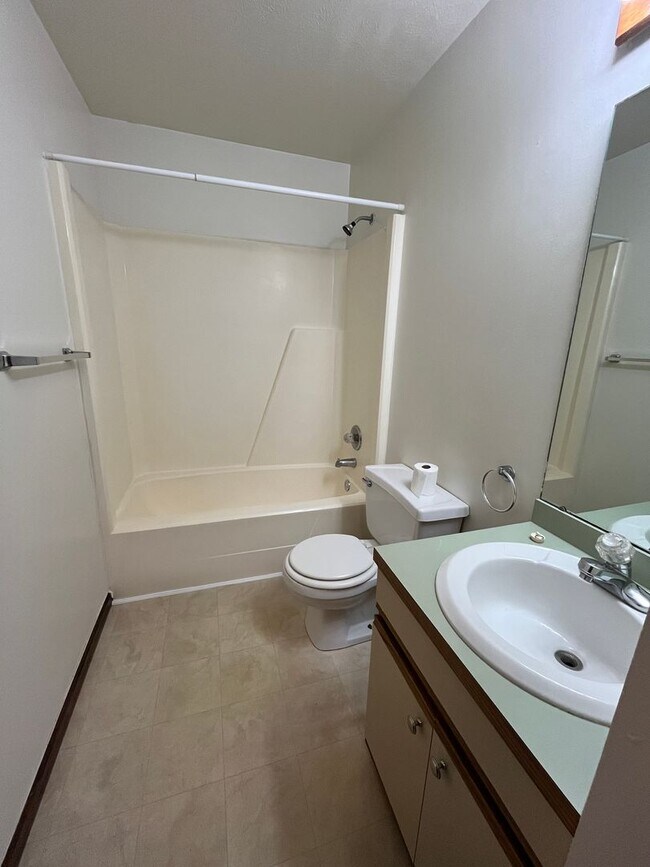 Building Photo - 515-A S Silverwood Lane