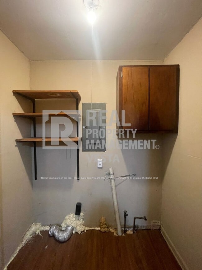 Building Photo - Solidly Built Three Bedroom House in West ...