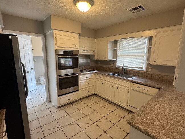 Building Photo - Large FOUR bedroom in Brentwood