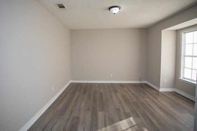 Building Photo - 309 W Marigny Cir