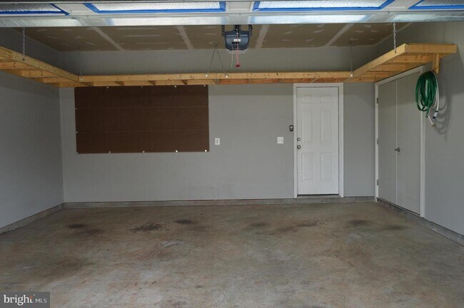 Building Photo - 9867 Gillum Wy