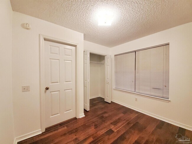 Building Photo - 2527 Trailwood Dr