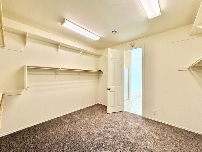 Building Photo - Charming 5-bed, 3-bath home with Pool/Spa ...