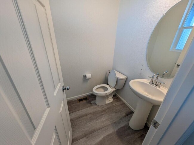 Building Photo - 17517 Booth Fls Wy