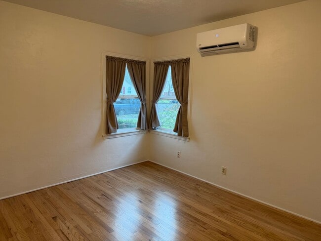 Building Photo - Great 2 bedroom 1 bath ready to move in