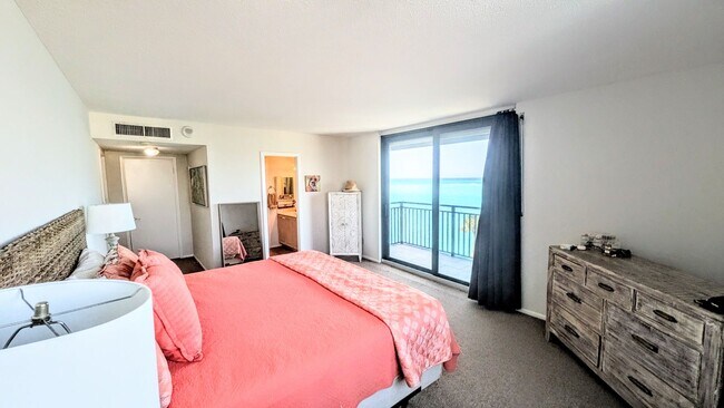 Building Photo - Annual UNfurnished Siesta Key Gulf front 2/2 condo with water views!