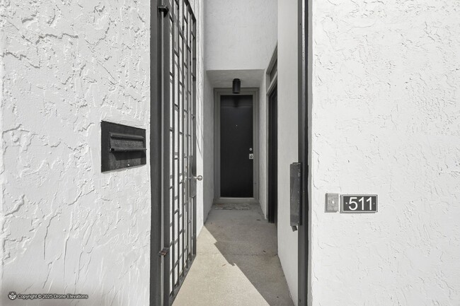 Building Photo - DOWNTOWN ~ Luxury Gene Leedy Townhouse ~ with Community Pool