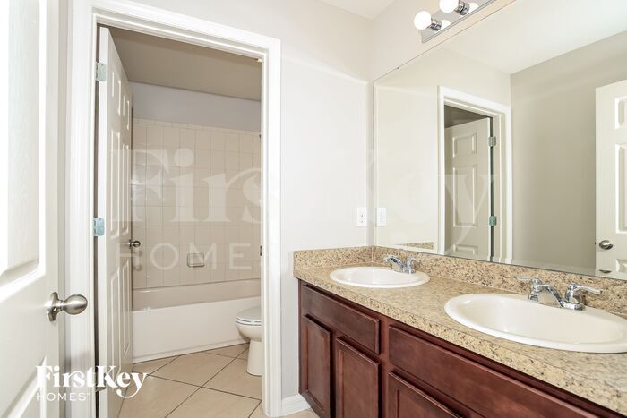 Building Photo - 4877 Rockvale Dr
