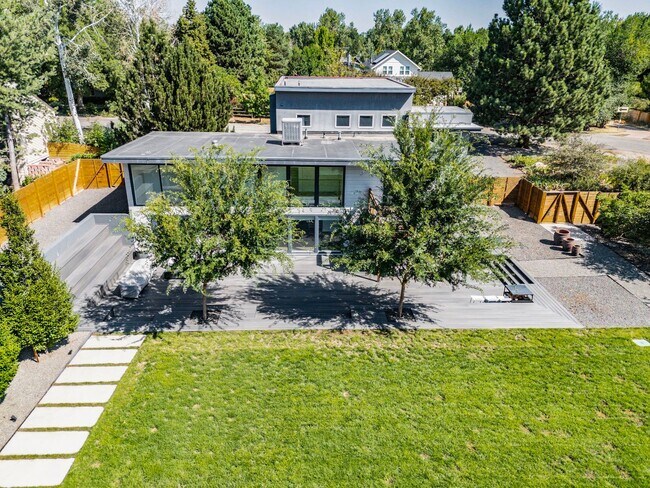 Building Photo - 5 bed 3.5 Bath Home in North Boulder W/Large Backyard, Swimming Pool & Jacuzzi!