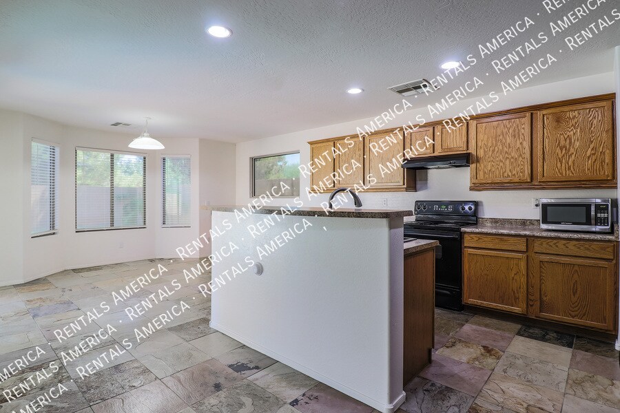 Building Photo - 10606 W La Reata Ave