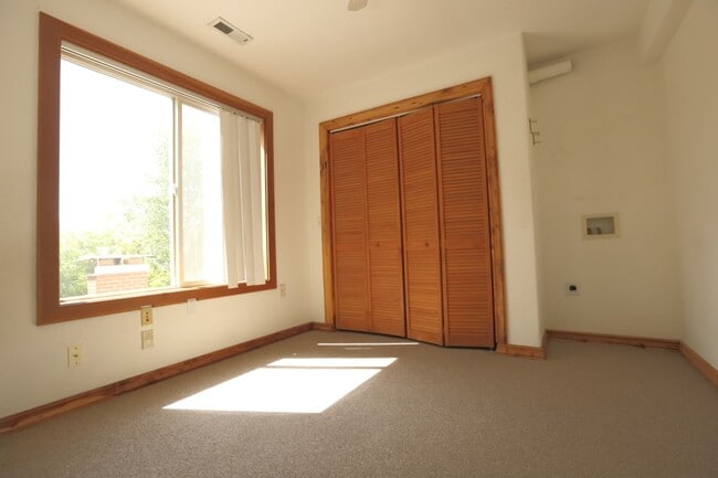 Building Photo - Spacious upper 3-bedroom unit with 2 full ...