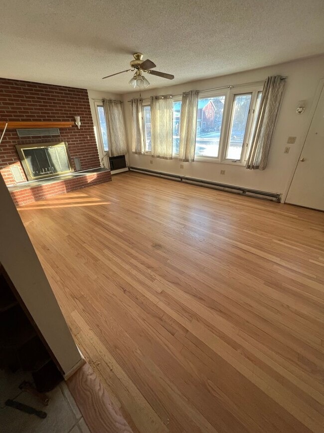 Building Photo - Spacious 3 Bedroom Home Available Septembe...