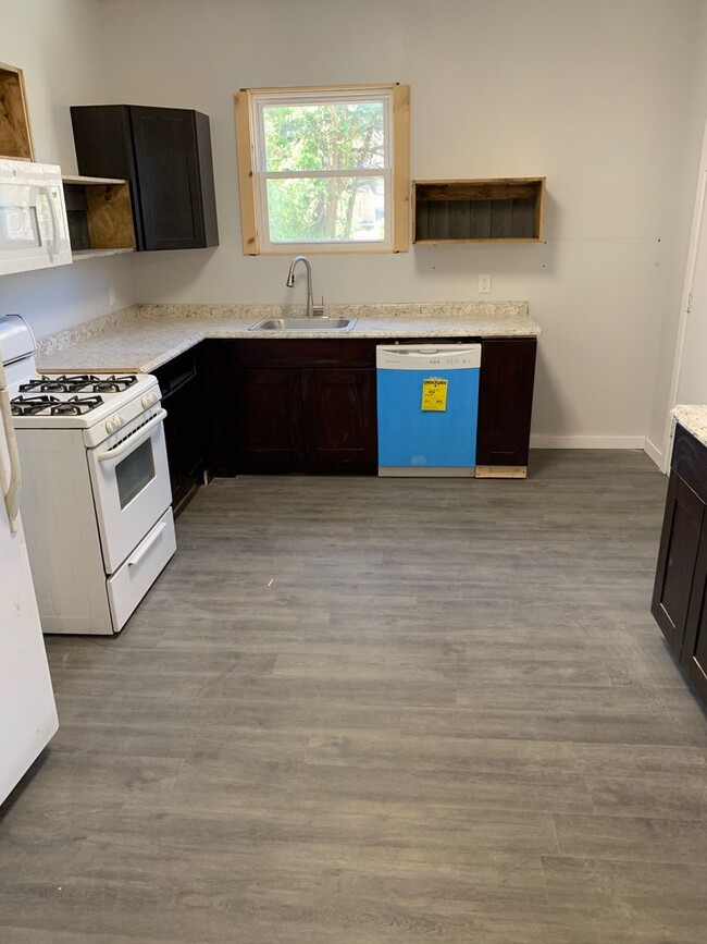 Building Photo - 2 bedroom