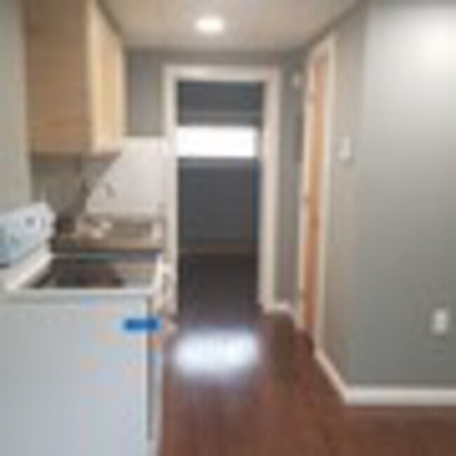 Building Photo - 30 1/2 Maple Street