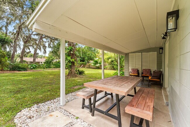 Building Photo - Charming 4-Bed with 2 Full Baths and Large...