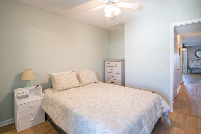 Building Photo - COZY,  FURNISHED OFF-SEAON MONTHLY RENTAL