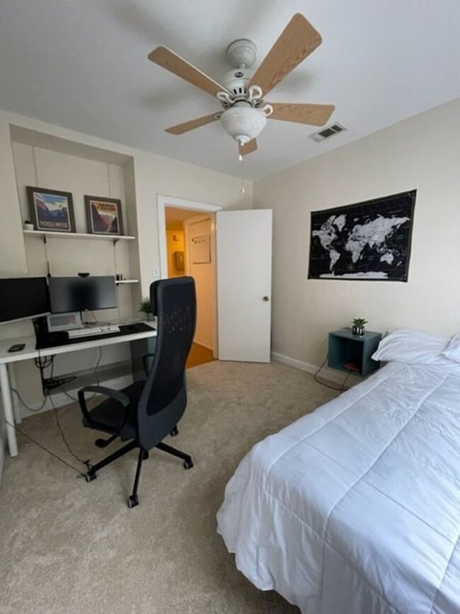 Building Photo - R1016 University Heights