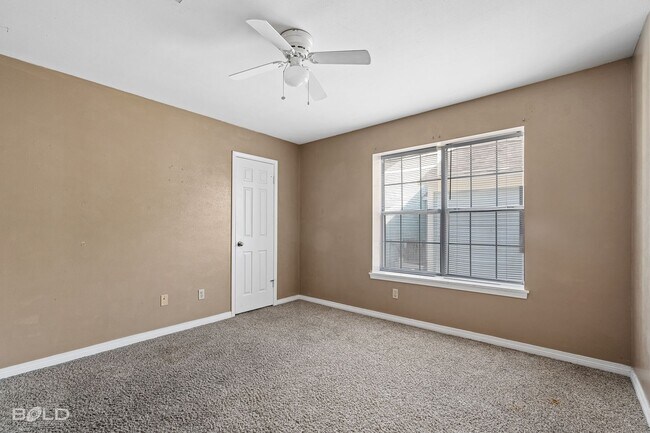 Building Photo - End Unit in Cobblestone