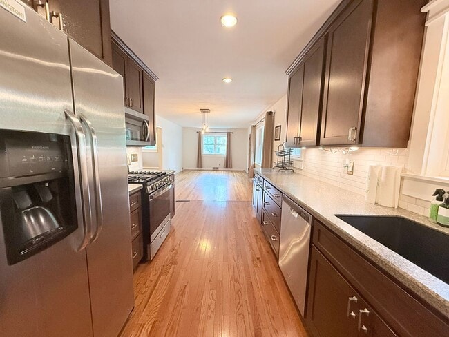 Building Photo - 1612 N Roosevelt Ave
